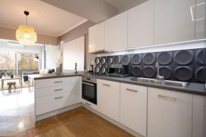Central 3bdr 3bth apt with big terrace & fast wifi